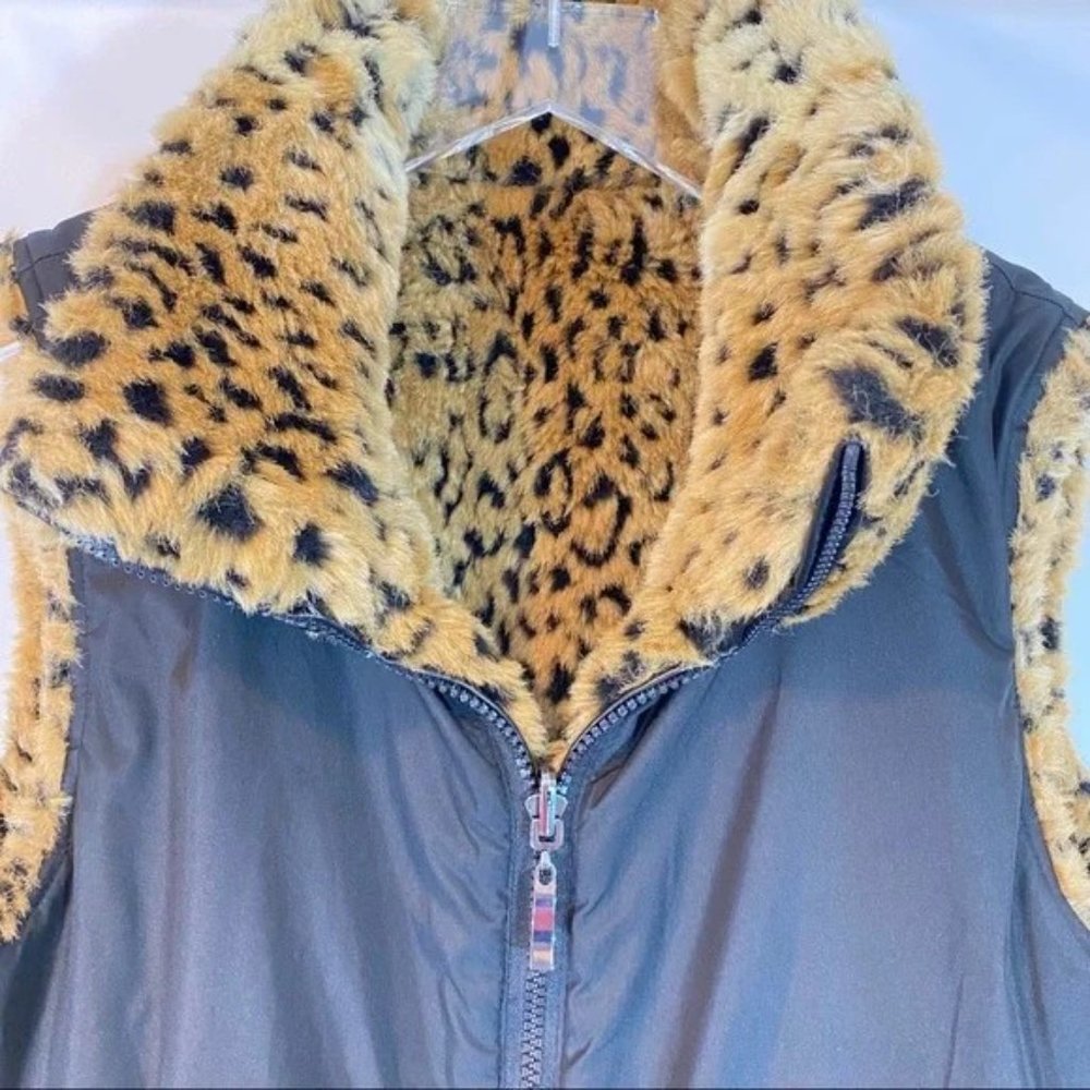 GALLERY FAUX FUR REVERSIBLE LEOPARD VEST WITH MATCHING MITTS - Picture 9 of 11